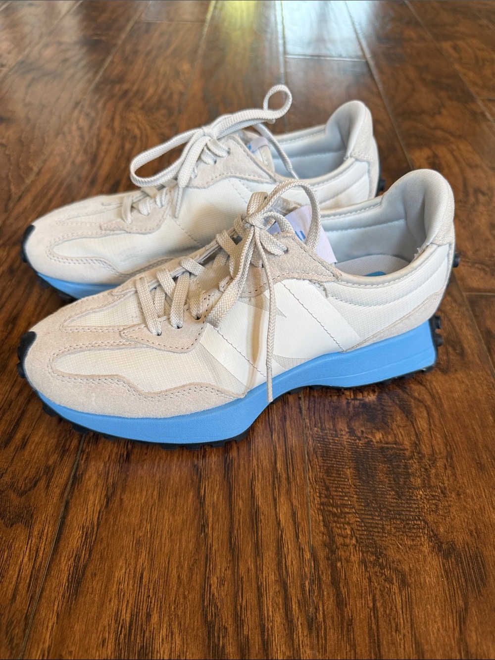 New Balance Women’s  327 Sneaker in Nimbus Cloud and Sky Blue, size 7 - Picture 4 of 11